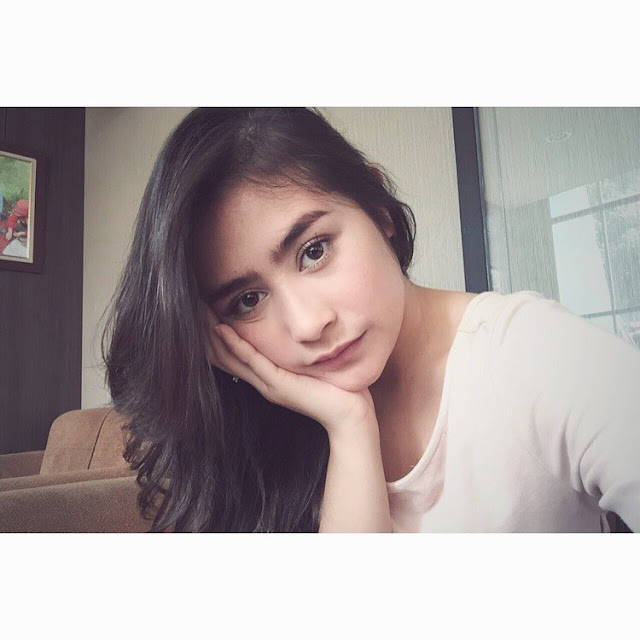 Foto Prilly Latuconsina lagi bersedih