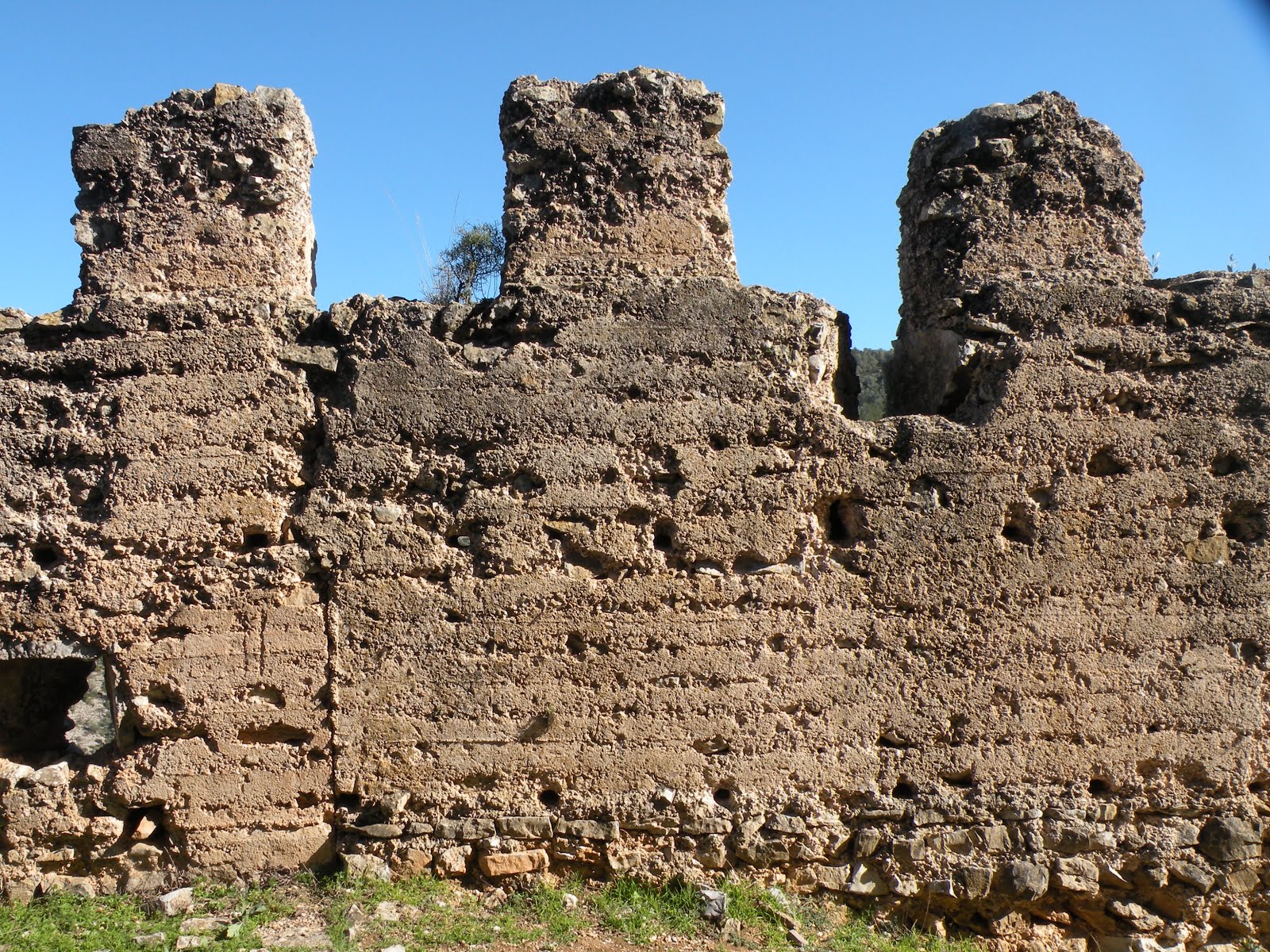 MERLONES, ALMENAS Y EL AZUL DEL CIELO