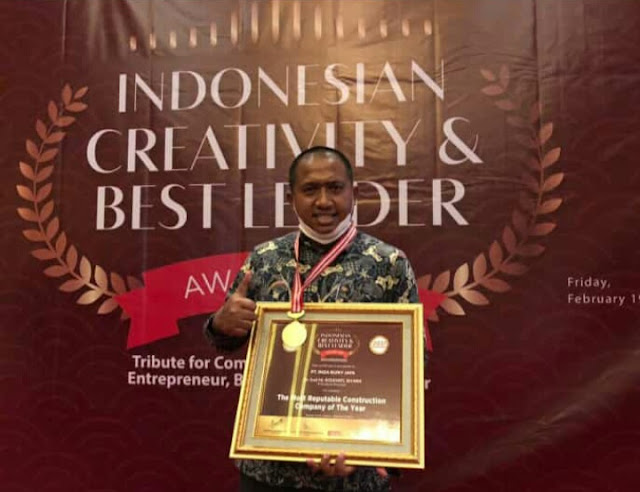 Hj Rizayati Terima Penghargaan Indonesian Creativity and Best Leader Award 2021