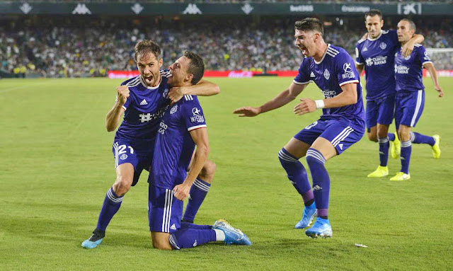 Michel, Waldo y Óscar Plano celebran el gol que daba el triunfo al Valladolid. REAL BETIS BALOMPIÉ 1 REAL VALLADOLID C. F. 2. 18/08/2019. Campeonato de Liga de 1ª División, jornada 1. Sevilla, España, estadio Benito Villamarín (asistencia; 51.497 personas). GOLES: 0-1: Sergi Guardiola (63’). 1-1: Loren (68’). 1-2: Óscar Plano (89’).