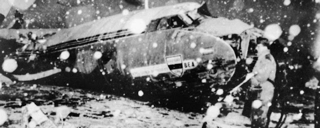 Escombros del avión que se estrelló después de despegar del aeropuerto de Múnich el 7 de febrero de 1958 durante una tormenta de nieve. A bordo estaban jugadores y staff del Manchester United.