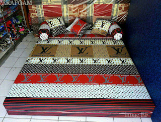 Sofa bed inoac motif elve merah putih