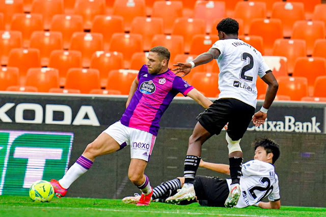 Weissman se lleva el balón ante Kang-in Lee bajo la mirada de Thierry Correia. VALENCIA C. F. 3 REAL VALLADOLID 0. 09/05/2021. Campeonato de Liga de 1ª División, jornada 35. Valencia, estadio de Mestalla. GOLES: 1-0: 45’, Maxi Gómez. 2-0: 48’, Maxi Gómez. 3-0: 90+3’, Thierry Correia.