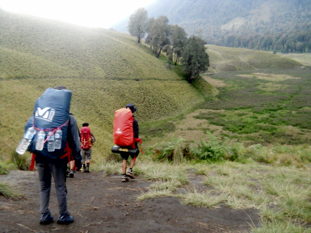 Kenali Tanda Tanda Dehidrasi Saat Naik Gunung Tenda Inspirasi