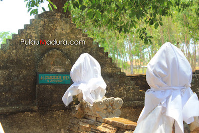 Makam Raja Pragalbo di Kompleks Makam Agung Arosbaya