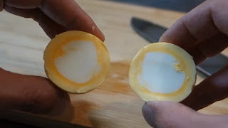 Menyulap Telur Supaya Bagian Kuning Telur Bisa Ada di Luar
