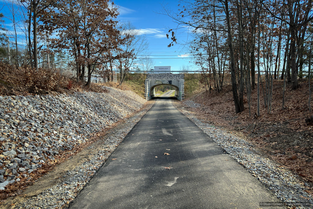 One of several highway crossings south of Gold Street.