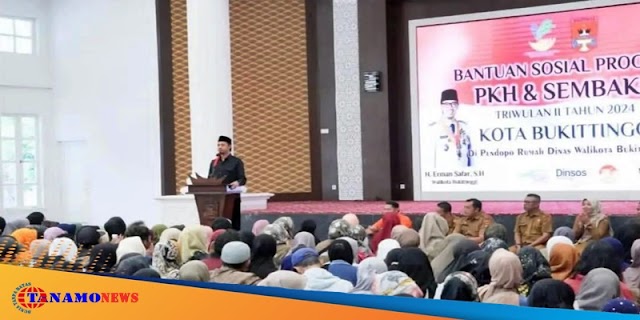 Wako Kembali Serahkan Bansos Tambahan Sembako dan PKH Triwulan II untuk 1302 KPM Bukittinggi