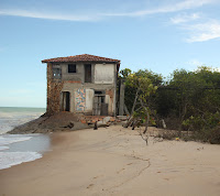 Resultado de imagem para casa abandonada praia