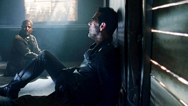 Gabriel Stokes (Seth Gilliam) e Negan (Jeffrey Dean Morgan) nell'episodio 5