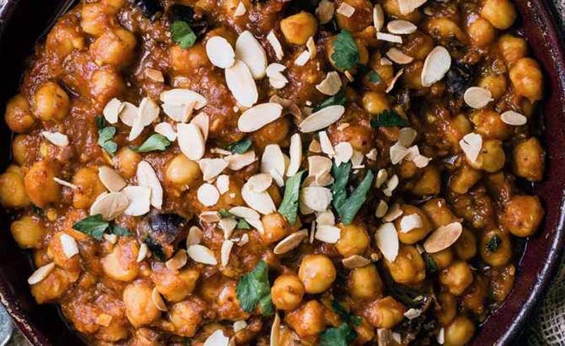 Chickpeas with dates, turmeric, cinnamon and almonds