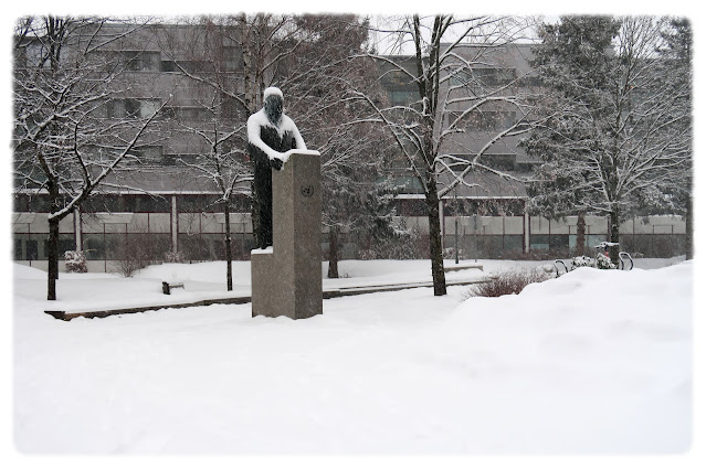 Skulpturen av FNs første generalsekretær Trygve Lie på Trygve Lies plass på Furuset i Bydel Alna i Oslo.