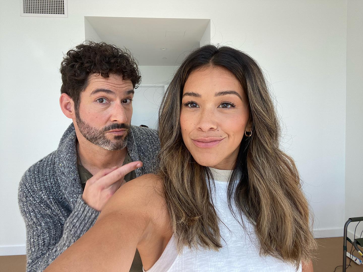 X 上的Infos Séries：「Tom Ellis et Gina Rodriguez sur le tournage