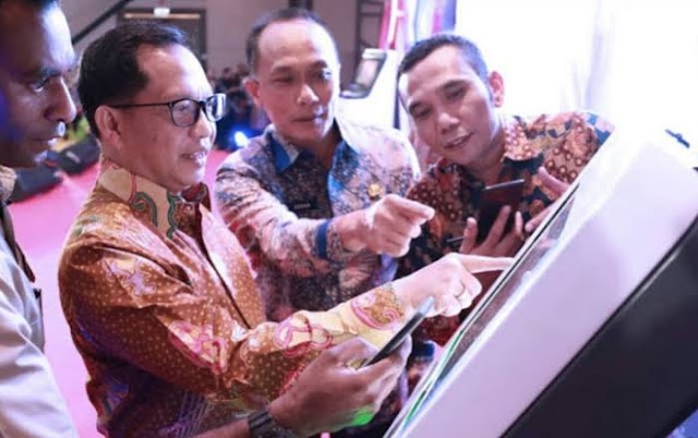 KEMENDAGRI RESMIKAN ANJUNGAN DUKCAPIL MANDIRI UNTUK MEMUDAHKAN WARGA MEMBUAT KTP