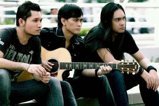 Andra And The Backbone - Hitamku