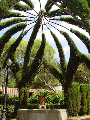 shaded fountain in El Font del Gat Park - BarcelonaSights Blog