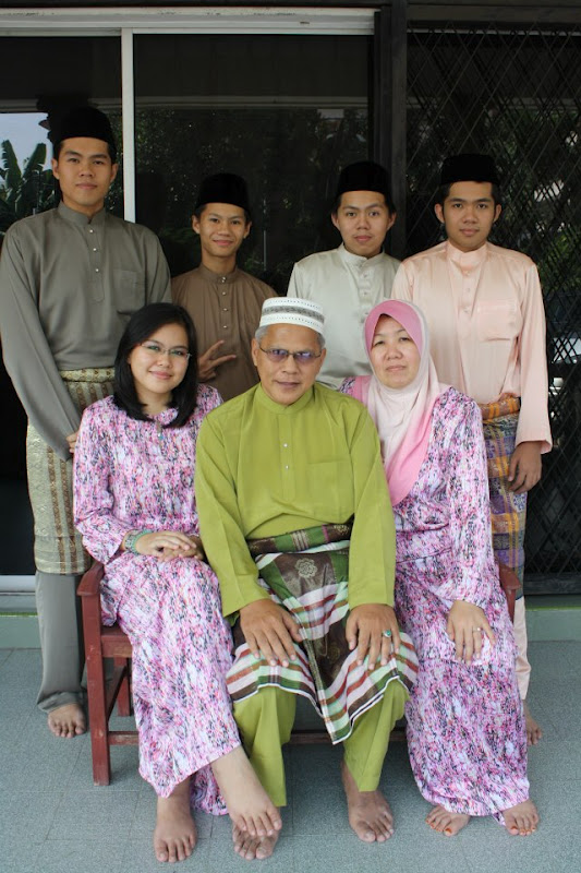 OUR WONDERFUL SIMPLE LIFE Gambar keluarga  di hari raya