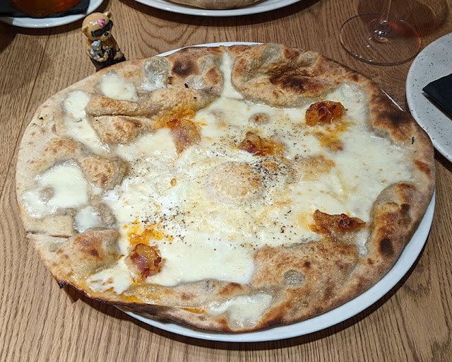 Mucho pizzeria, pizza romana