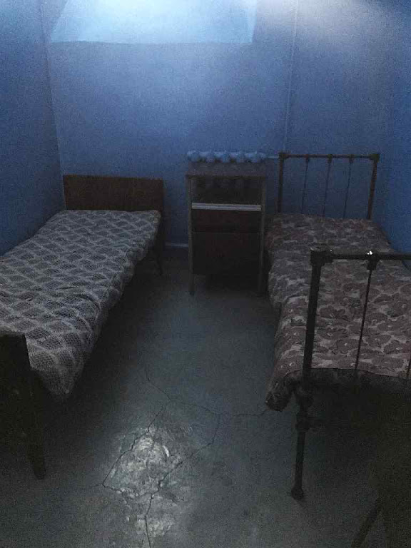 Quarto de luxo na presídio sado-masoquista de Karosta.