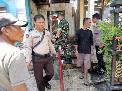 Babinsa Ambil  langkah sigap  Padamkan Sijago Merah