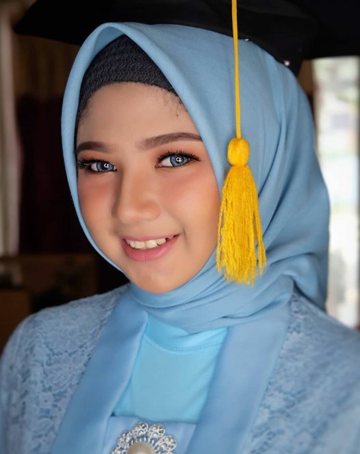 model hijab wisuda untuk  wajah  bulat 