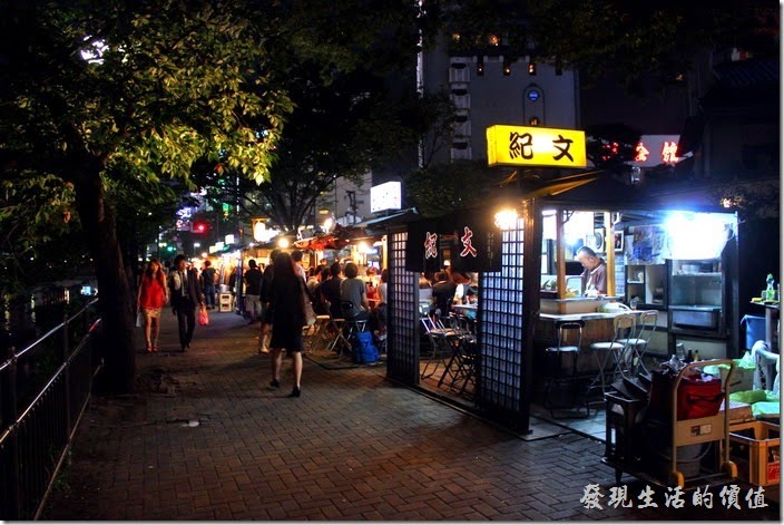 日本北九州-中洲屋台(路邊攤)。可能因為時值夏天的關係，所以大部分的店家都是推車的開放空間，似乎在冬天的時候，大部分店家都會改成這種有拉門或簾子的半露天式店面，而客人可以一面吃一面透氣也不錯！