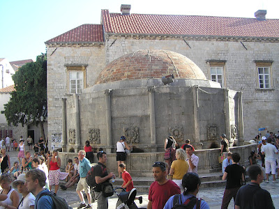 by E.V.Pita.... Dubrovnik (Croatia) city walk (1,5 hours) / por E.V.Pita.... Paseo por Dubrovnik (Croacia) en 1,5 horas ... http://thecrazytourist.blogspot.com/2012/03/dubrovnik-croatia-city-walk-15-hours.html 