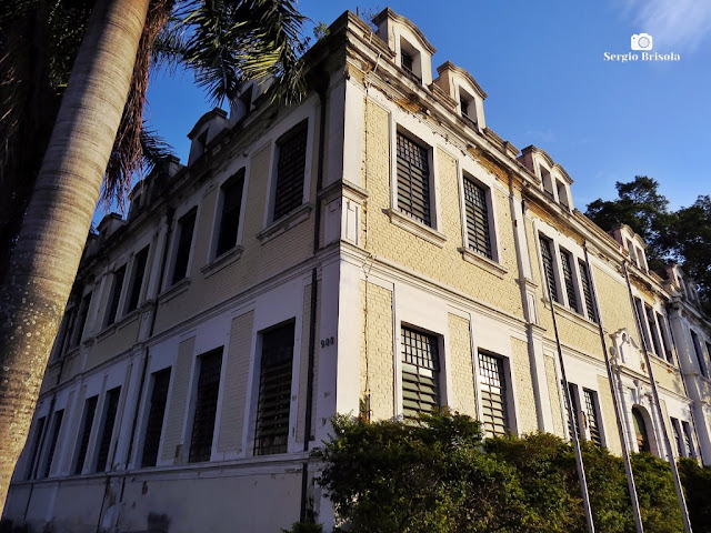 Vista ampla da fachada do Edifício do Grupo Escolar São José - Ipiranga - São Paulo