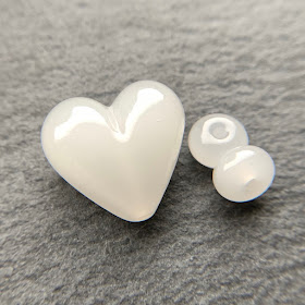 Handmade lampwork glass heart bead by Laura Sparling made with CiM Cotton