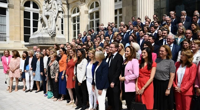 Des représentants de "l'Alliance présidentielle" dirigée par Auror Bergé prennent une photo commémorative devant l'Assemblée nationale après leur élection en 2022