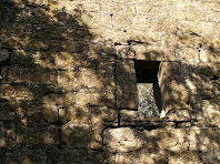 Detall d'una finestra de la paret de llevant de Sabruneta