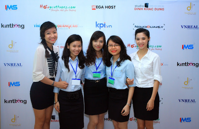 Các cô nàng xinh đẹp trong BTC họp báo kpi.vn