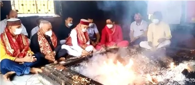  पूर्व मुख्यमंत्री प्रेम कुमार धूमल ने ज्वालामुखी में टेका माथा