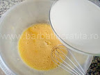 preparare reteta budinca de cozonac - laptele turnat peste ouale batute