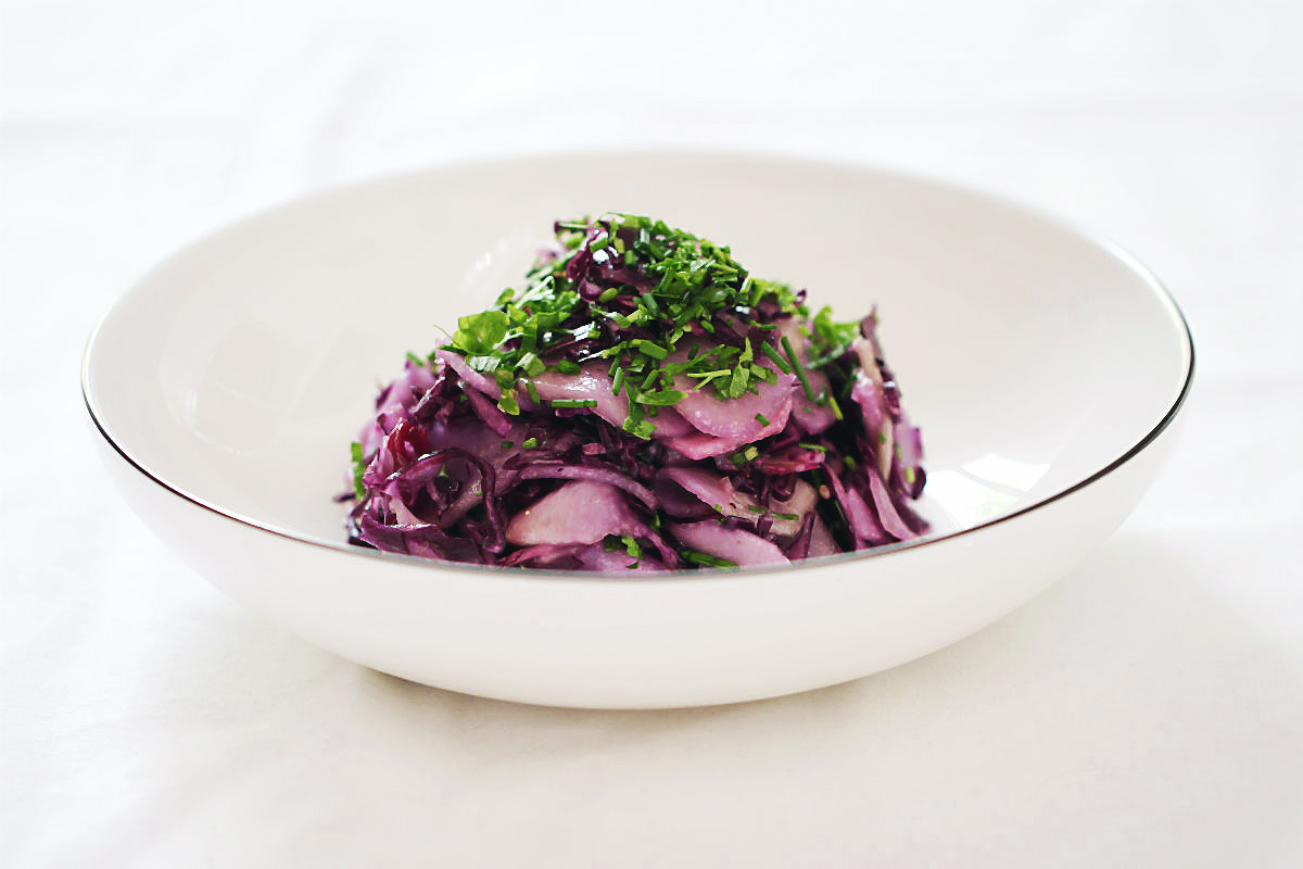 Rezept für Krautsalat aus Rotkohl und Kohlrabi oder auch so eine Art rheinhessischer Coleslaw. Die ideale Beilage zum Grillen und auch als Einzelspieler sooo köstlich! | Arthurs Tochter kocht. von Astrid Paul. Der Blog für food, wine, travel & love