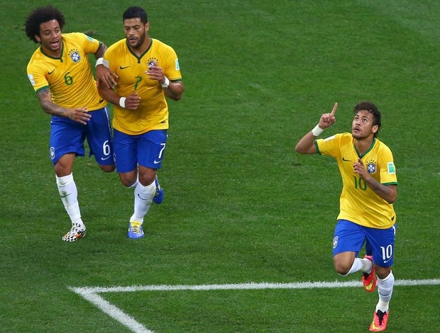 Tá escrito: Neymar decide com erro de árbitro, e Brasil vira sobre Croácia