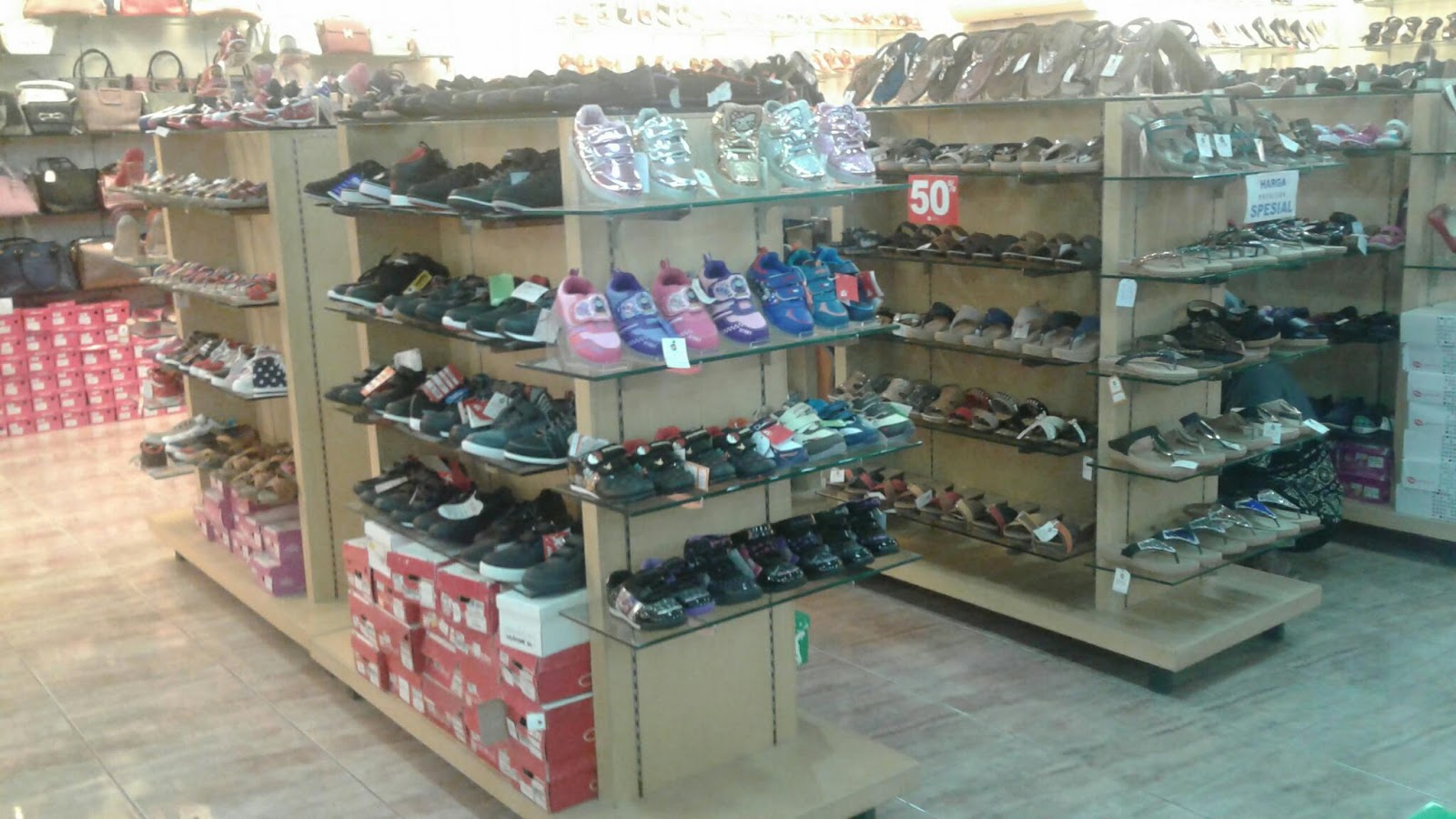 Foto contoh display sepatu  dan sandal 