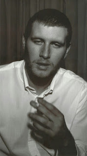 Chris Mc Clure sosteniendo cigarrillo