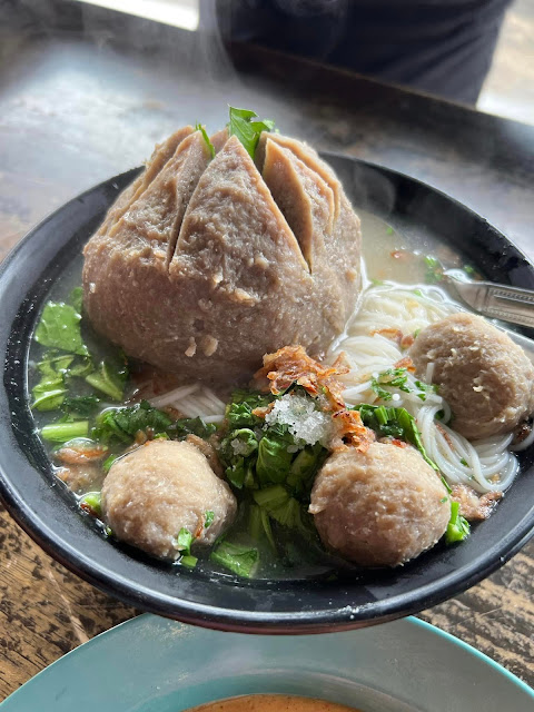 Makan Bakso Beranak Dan Pecel Sayur Di Restoran Nasi Padang Minang