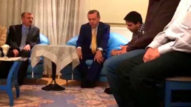 Başbakan Erdoğan KURAN-I Kerim Okurken ve DUA ederken Video izle