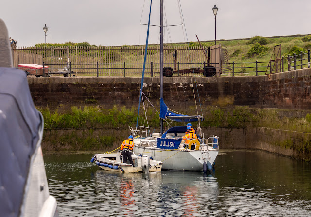 Photo of marina staff taking Julisu to the slipway for lift-out