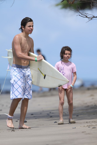 Jake T Austin surfeando en Hawai