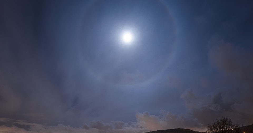 Halo Bulan di atas Lingkaran Batu APOD Indonesia