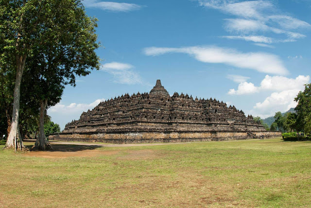 Borobudur được miêu tả như là ngọn núi của hàng ngàn bảo tháp. Ngôi đền được trang hoàng với 504 tượng Phật và 2.672 bức tranh điêu khắc trên đá, diễn tả lại cuộc đời Đức Phật và hành trình của Ngài từ khi còn là một thái tử cho đến khi đạt được Giác ngộ.