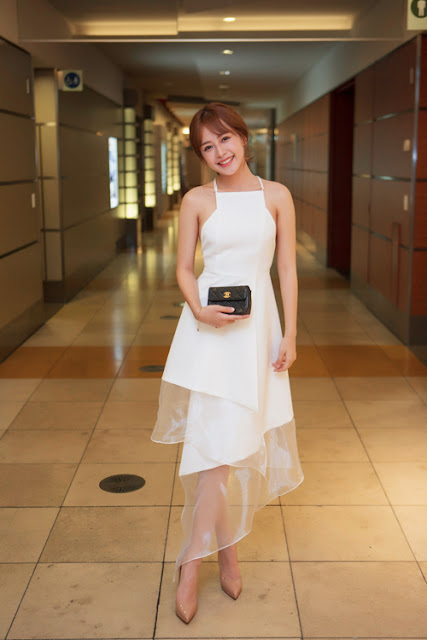  Chi Pu ghi điểm trong buổi tiệc tại Nhật Bản nhờ chiếc váy trắng dạng yếm nữ tính, trẻ trung của Lý Quí Khánh. 