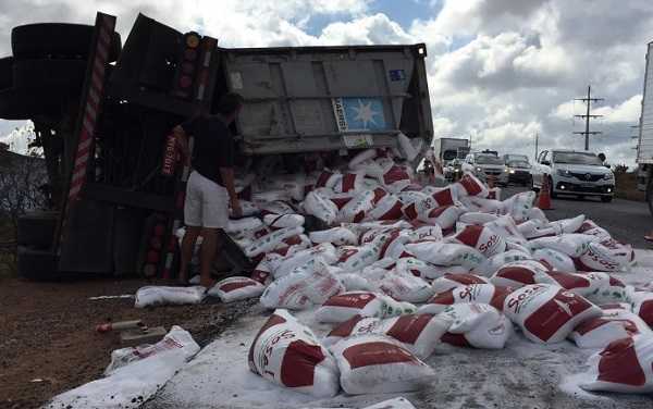   Carreta com carga de sal tomba em Maracanaú