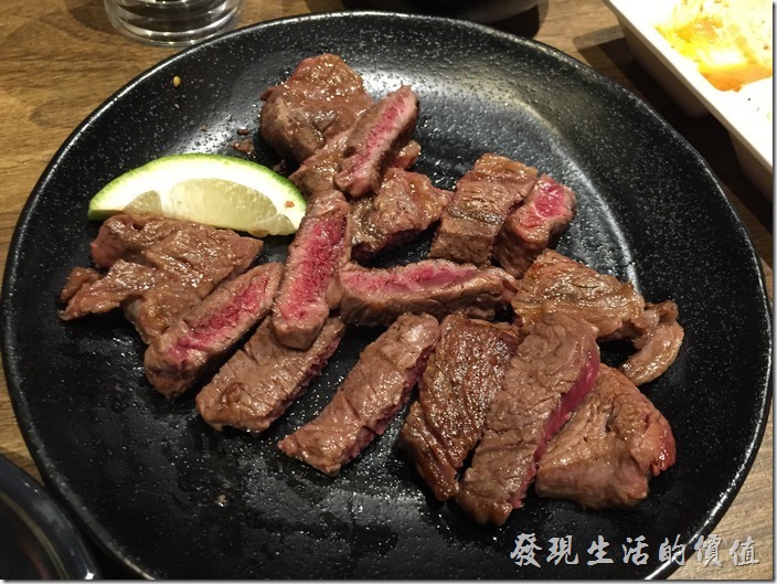台北南港-乾杯燒烤。這澳洲和牛牛排單獨吃沒什麼味道，建議一定要加海鹽食用。