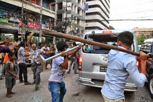 খালেদা জিয়ার ওপর হামলা, গাড়ি ভাঙচুর