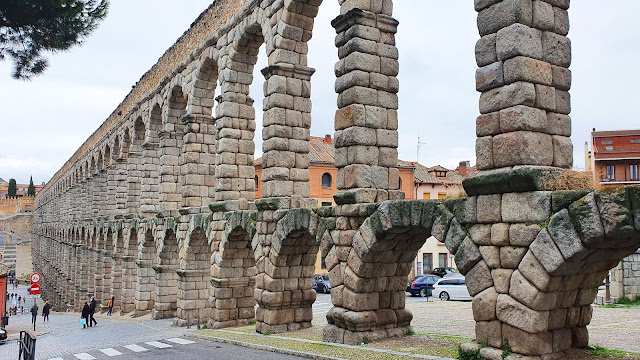 Photo 4/32 - L'aqueduc compte 167 arches de...
