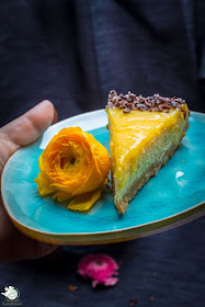 Lemoncurdschicht auf einem Marzipankäsekuchen